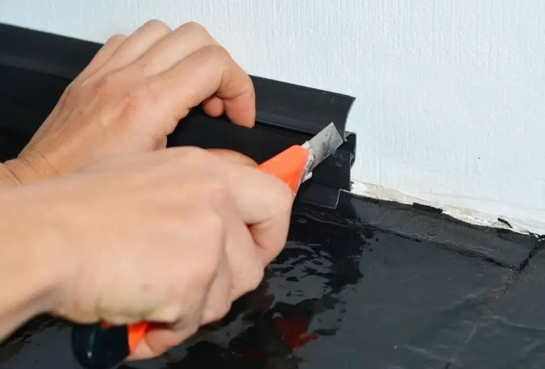 Box cutter cutting plastic